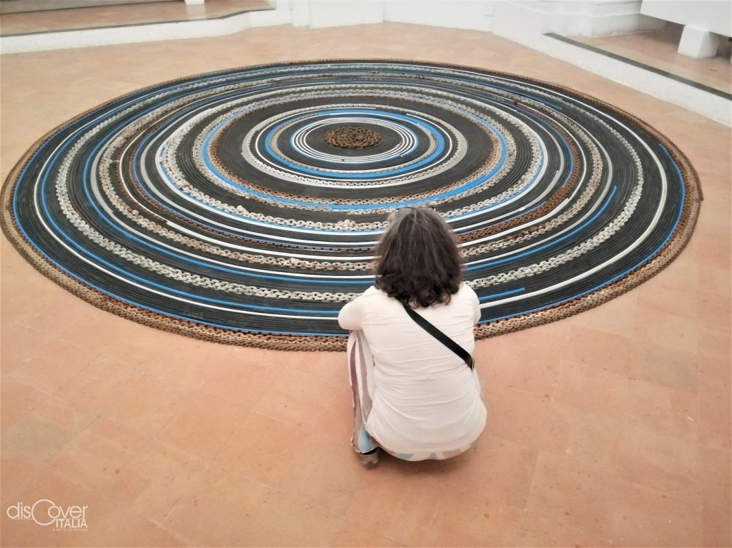 La mostra. «Klepsydra», l’onomatopea del silenzio e le metamorfosi del Castello
