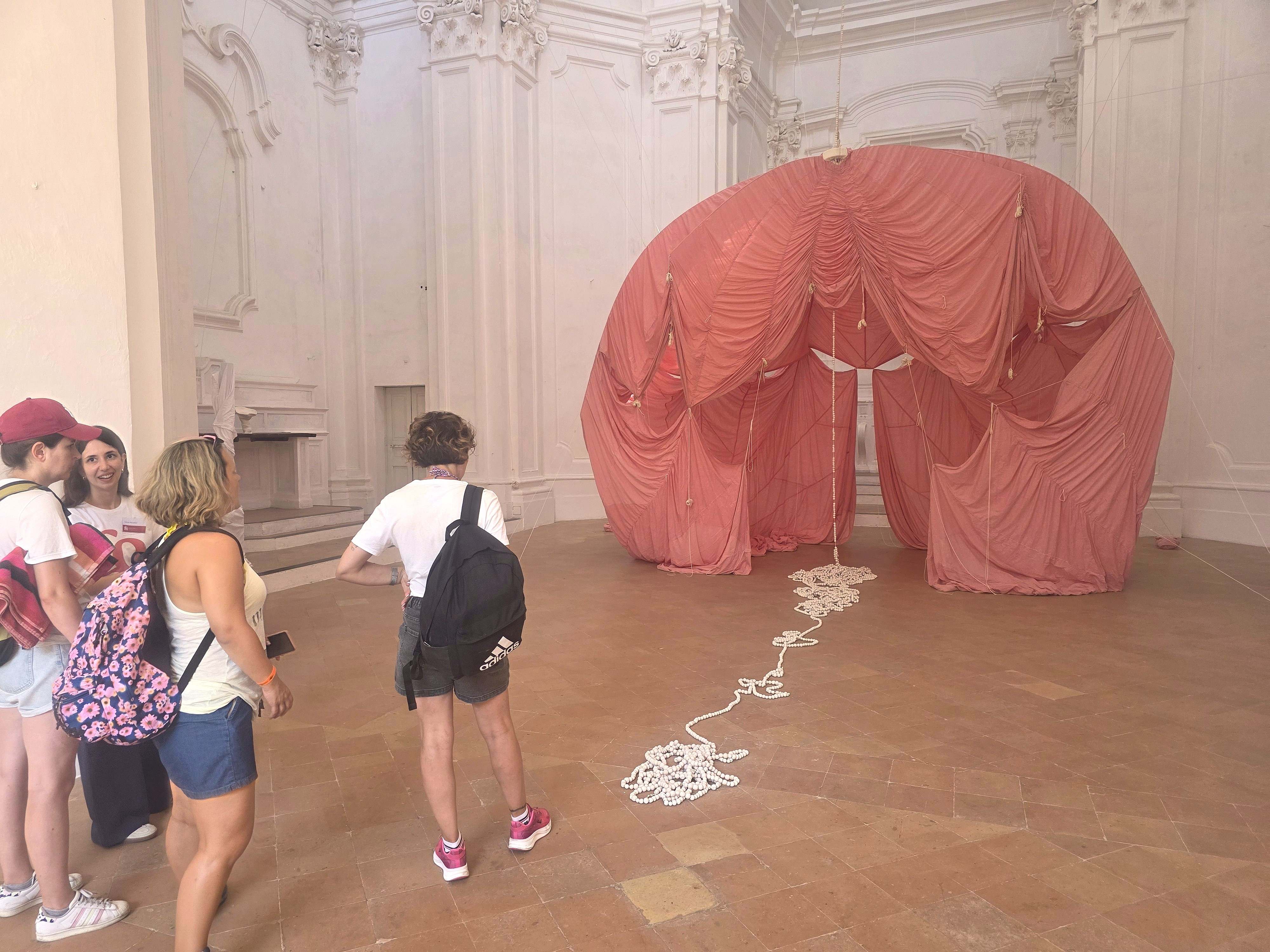 Sogno meridiano, mater e materia. Julia Krahn al Castello Aragonese
